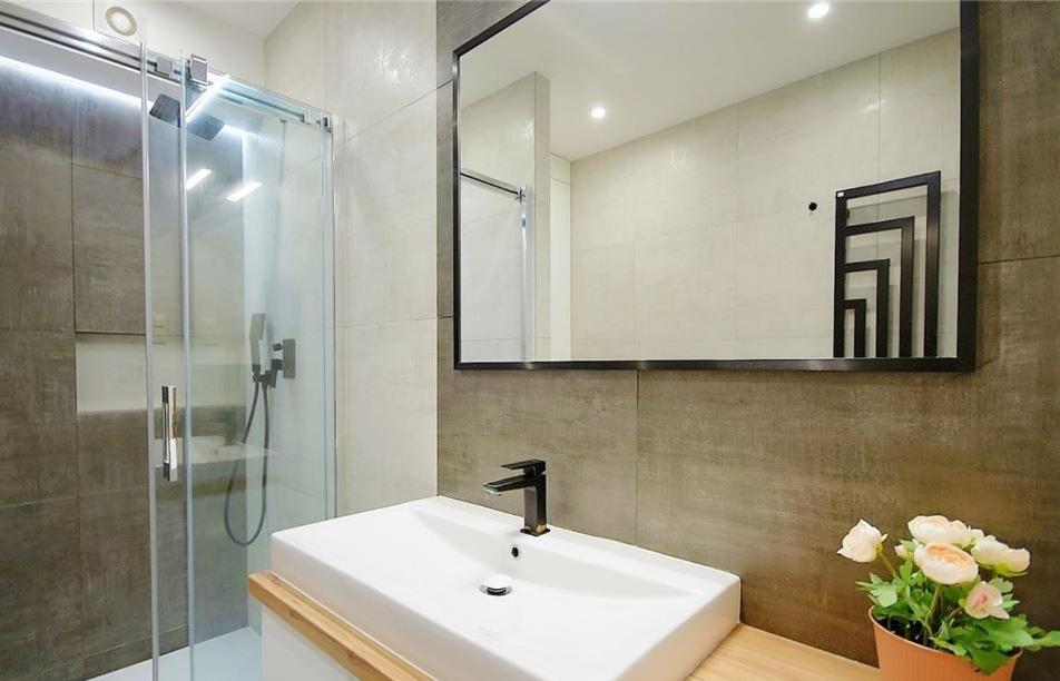 Adrian Apartament